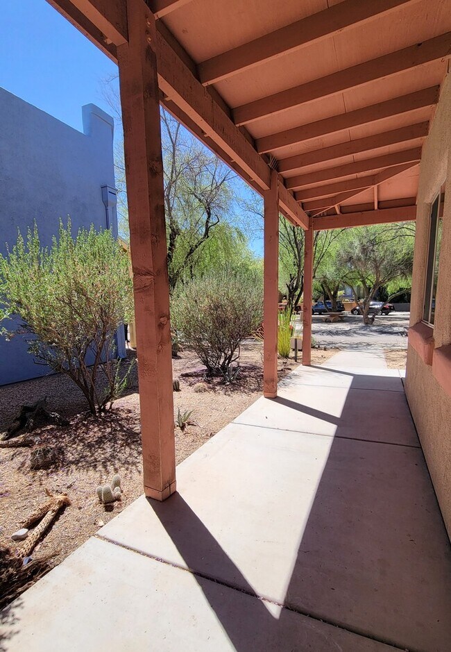 Building Photo - Pet friendly Civano home