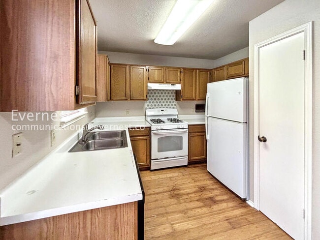 Building Photo - PROMO: Get 50% off the first month’s rent when you sign the lease today!  / 4 Bed, 2.5 Bath with ...