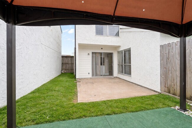 Building Photo - 10327 Gladewood Dr