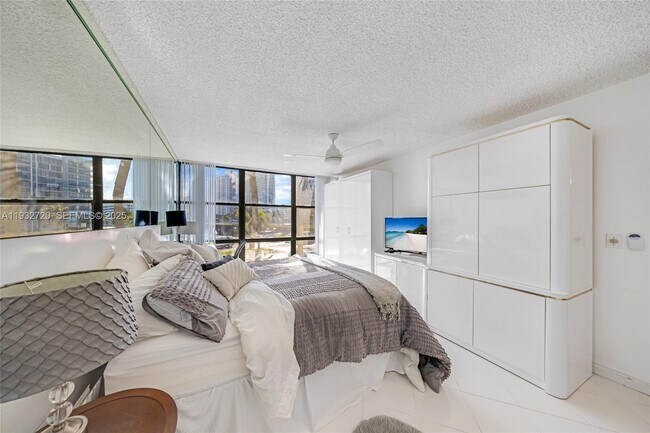 Building Photo - 800 Parkview Dr