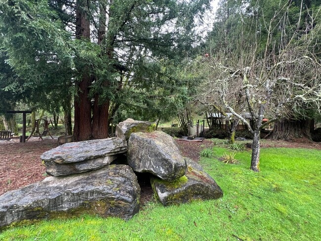 Building Photo - 1,100 square foot cottage on private 80 ac...