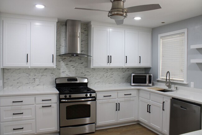 Building Photo - 1404 Woodside Dr W
