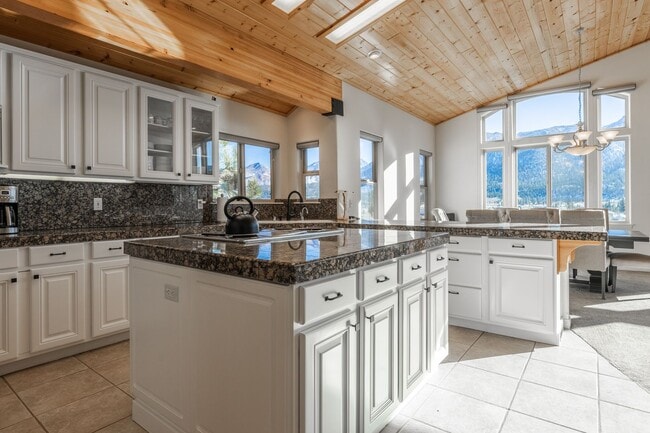 Building Photo - Mountain View Haven