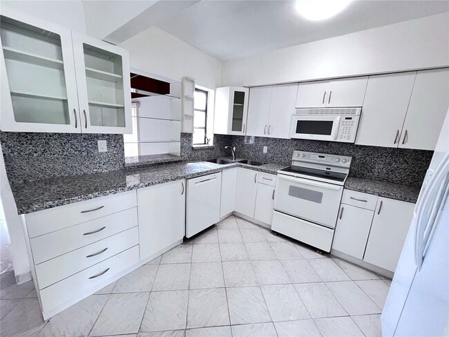 Building Photo - 2101 SW 81st Ave