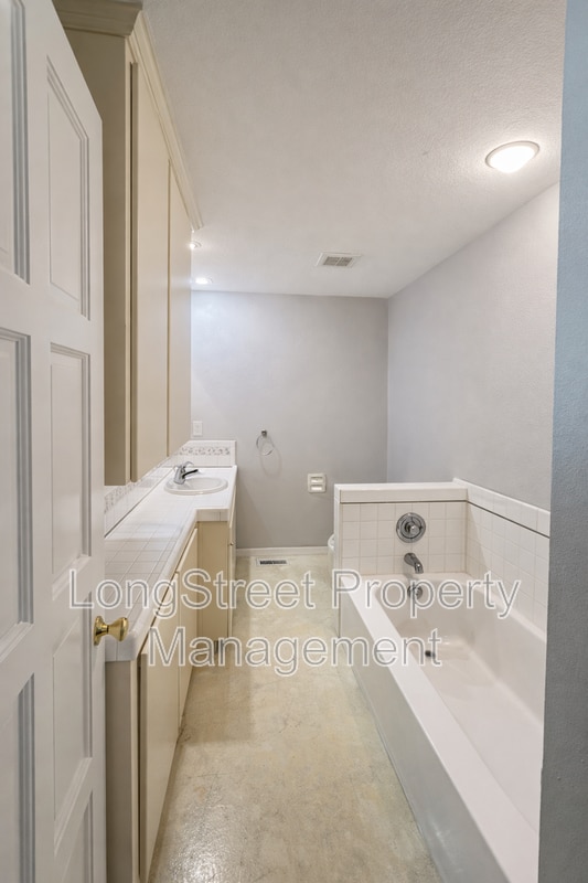 Building Photo - 2917 Takena St SW