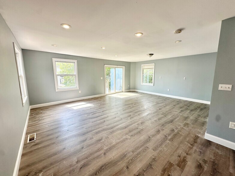 Building Photo - 119 Evergreen Ave
