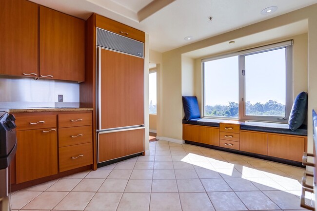 Building Photo - Amazing views from this gorgeous Bankers H...
