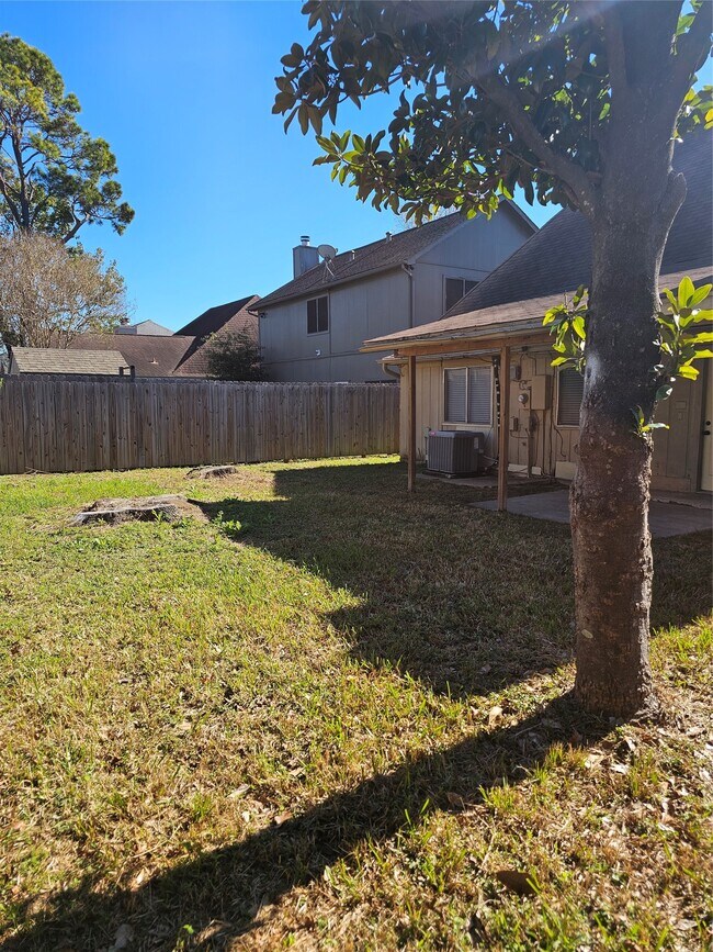 Building Photo - 1538 Ridgebriar Dr