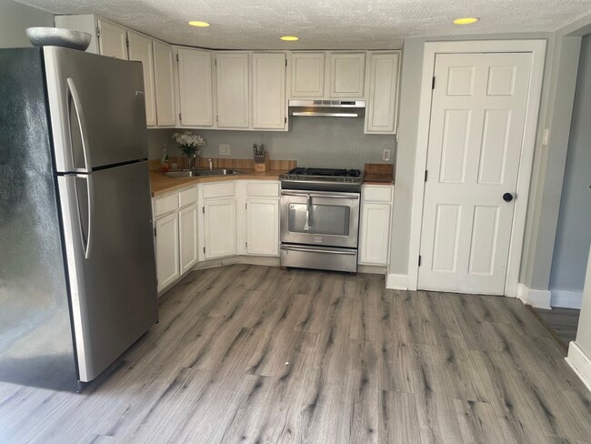 Primary Photo - 1015 N Main St