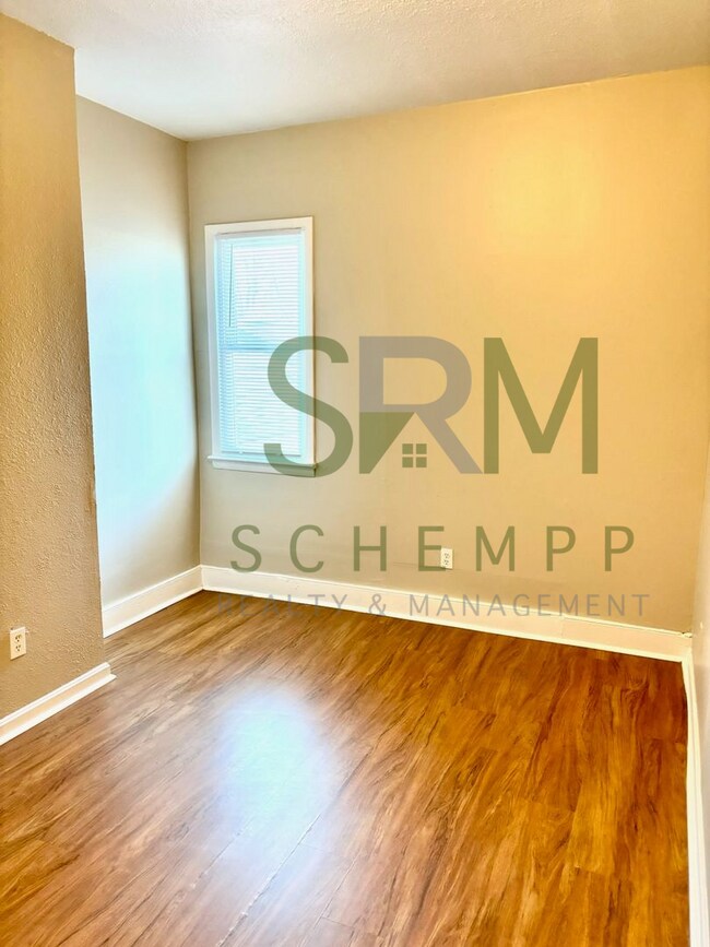 Building Photo - Spacious 4 bedroom in Portland-Section 8 Accepted **1/2 off first months rent**