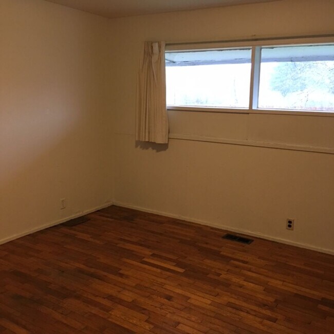 Building Photo - 3+ Bdrm in Quiet Neighborhood w/Lots of Natural Light