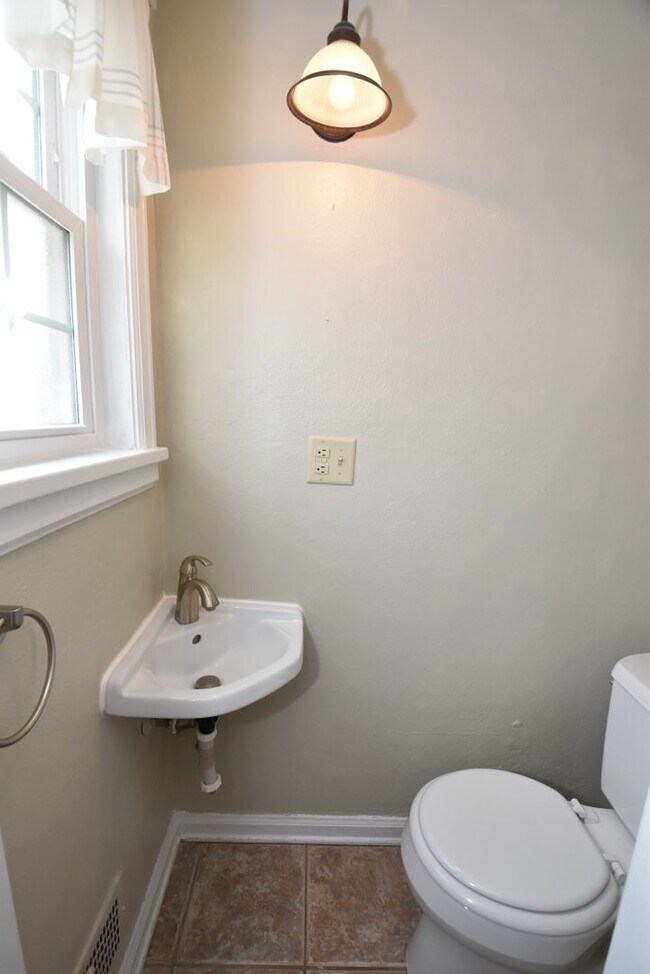 Building Photo - Adorable 3 Bedroom on McKinley Ave. South Bend, IN