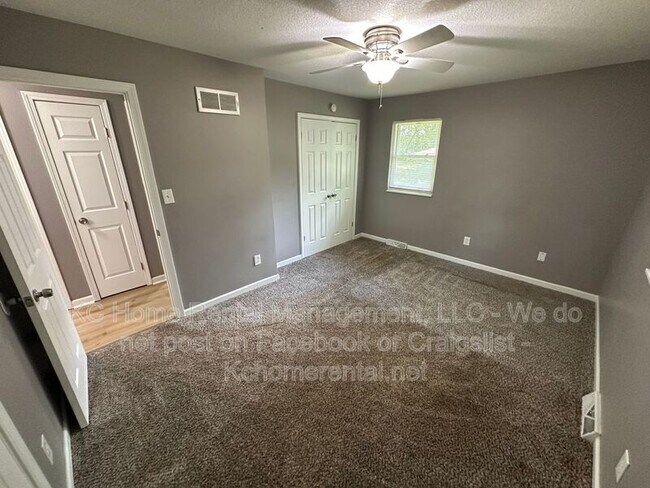Building Photo - 424 NE Lakeview Dr