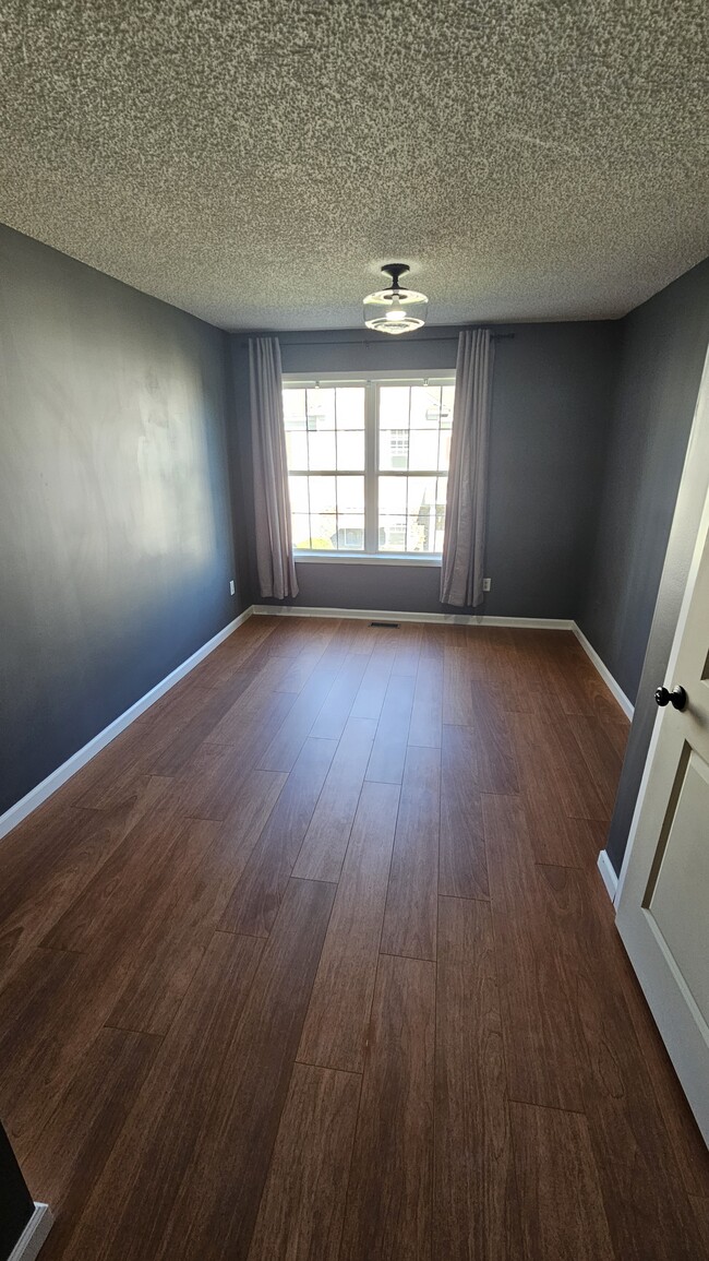 Building Photo - 10991 Oak Grv Cir