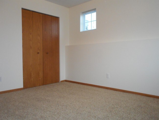 Building Photo - 6601 Creekside Dr NE