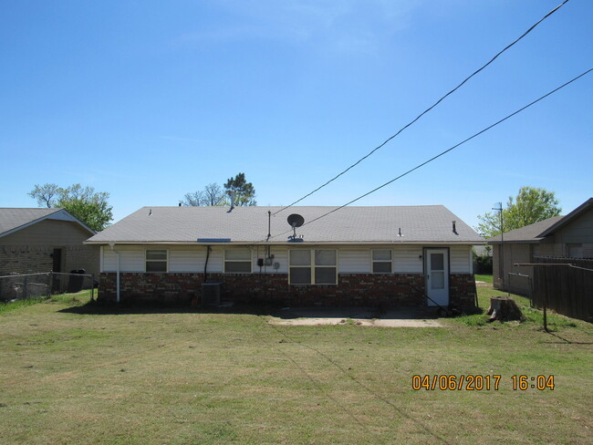 Building Photo - NO PETS NEW FLOORING AND FRESHLY PAINTED I...