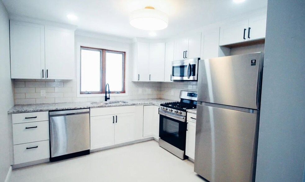 Kitchen with Granite Countertops - 532 Tacoma Ave