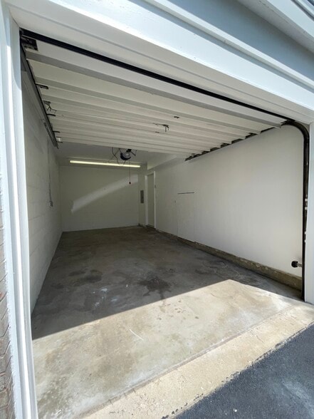 Attached 1 car garage (entrance through laundry room near behind kitchen) - 16414 Brementowne Rd