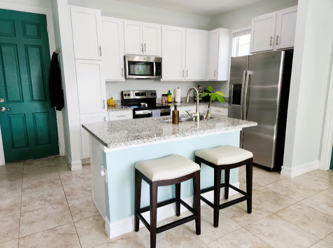 Building Photo - Beautiful FULLY FURNISHED 3 bedroom, 2.5 b...