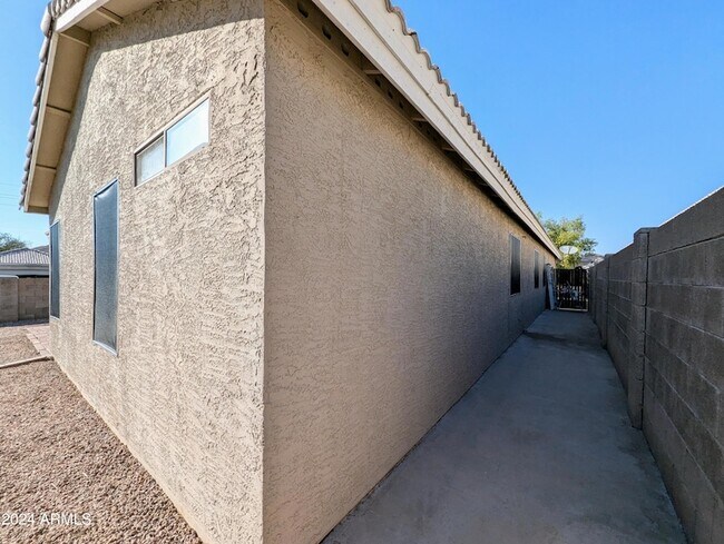 Building Photo - 7059 W Gardenia Ave