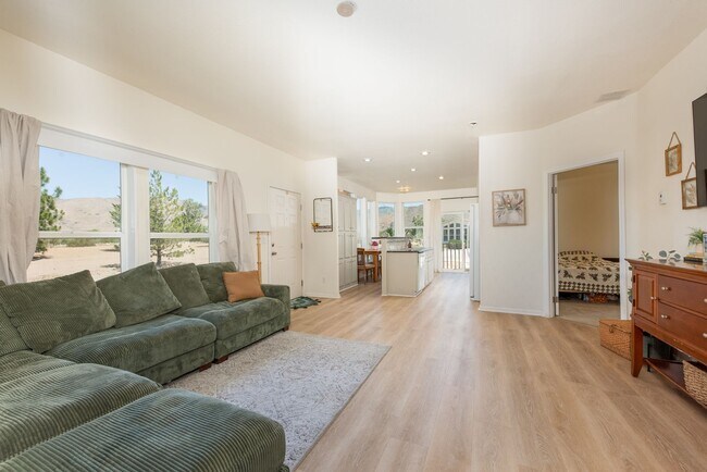 Building Photo - Cozy Upgraded Home w/ Panoramic Mountain V...