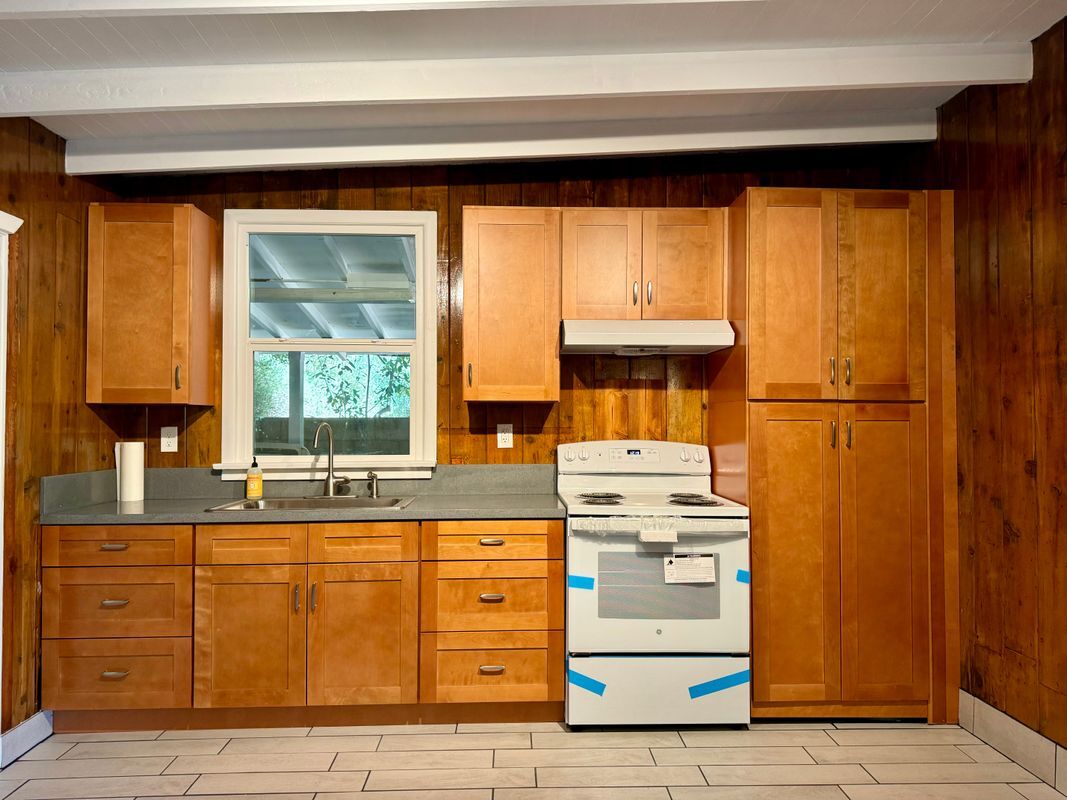 Building Photo - 1619 Oak Dr