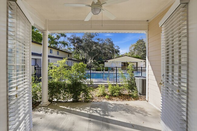 Building Photo - Conveniently located condo in Grantwood