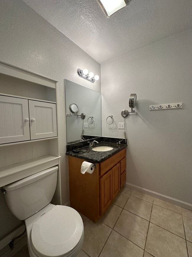 Building Photo - Great Location near McKinley Park!