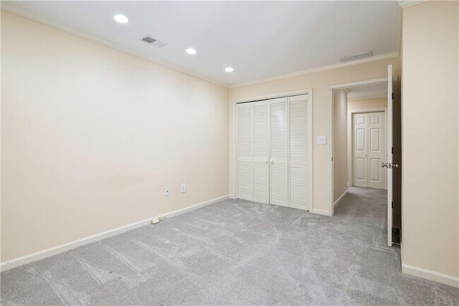 Building Photo - 25309 Plantation Dr NE