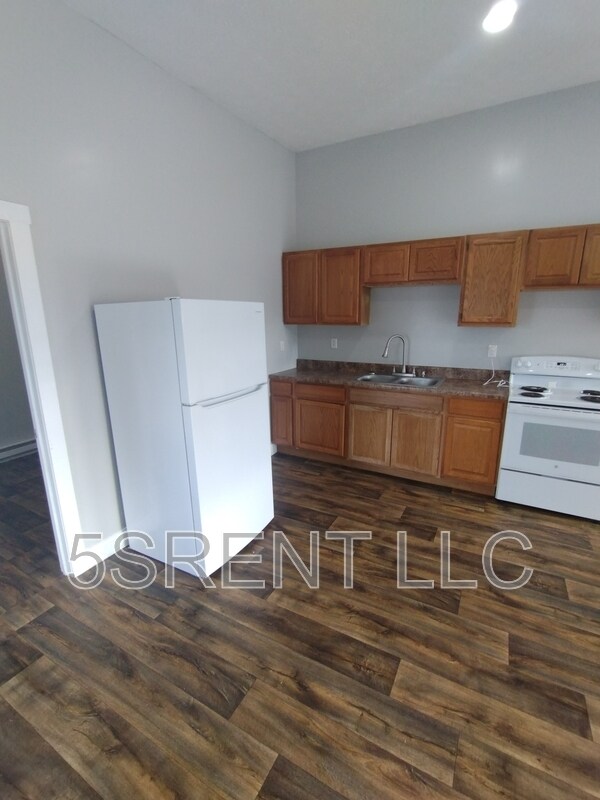 Building Photo - 22 E Main St