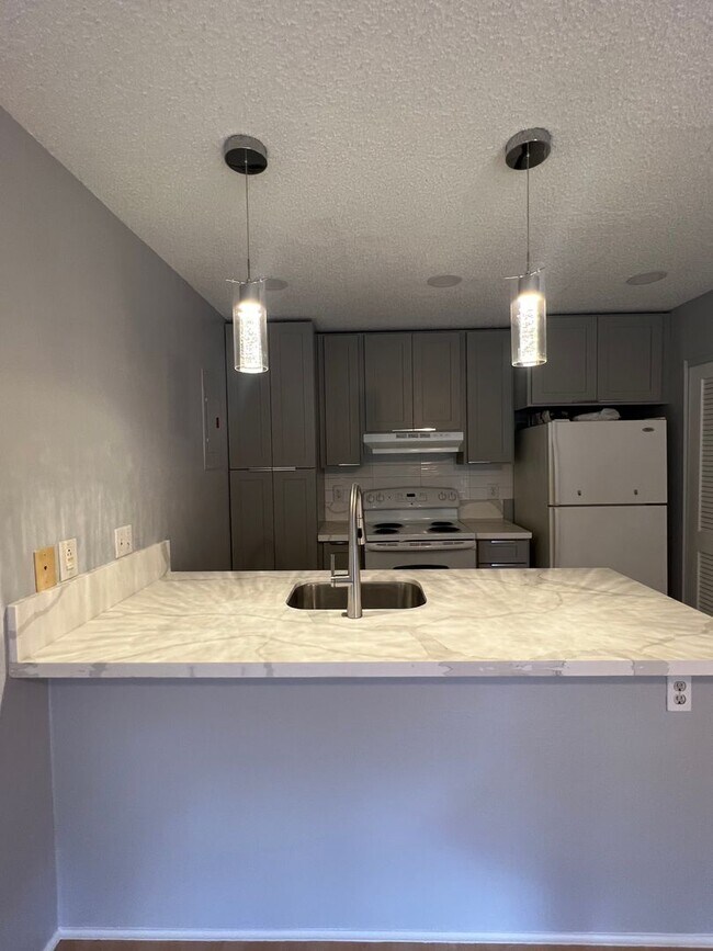 Building Photo - Upstairs Corner Unit 1 Bedroom/1 Bath Town...