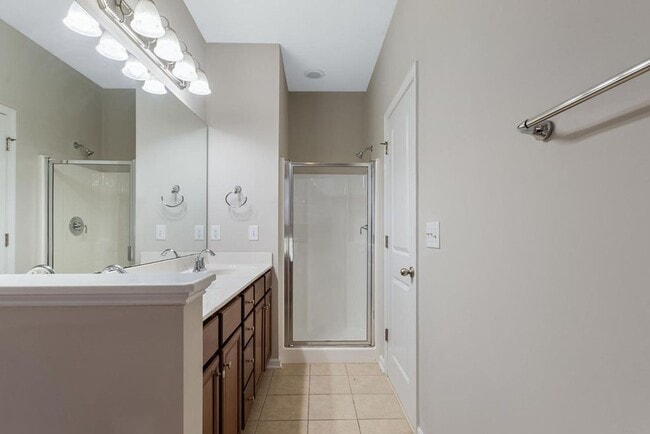 Building Photo - End Unit Townhome Available in Apex!