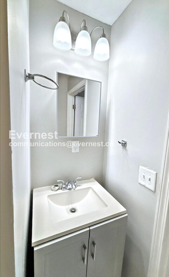 Building Photo - 37 S Yale Ave