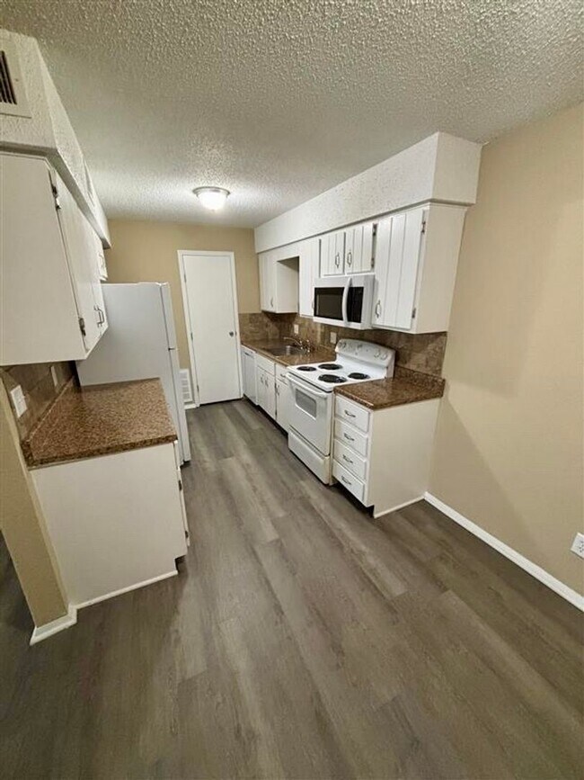 Building Photo - 2 Bedroom 1.5 Bath Updated Apartment