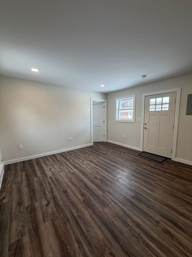 Building Photo - Beautifully remodeled and completed 1 bedroom apartment. FREE MONTH OF RENT!*