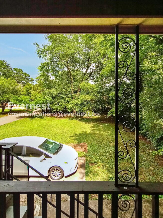 Building Photo - 3 Bed, 1.5 Bath Home with Off-Street Parking / Pet-Friendly / Vouchers Accepted / Coming Soon!