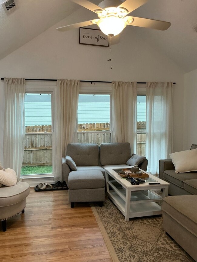 Building Photo - 2/2