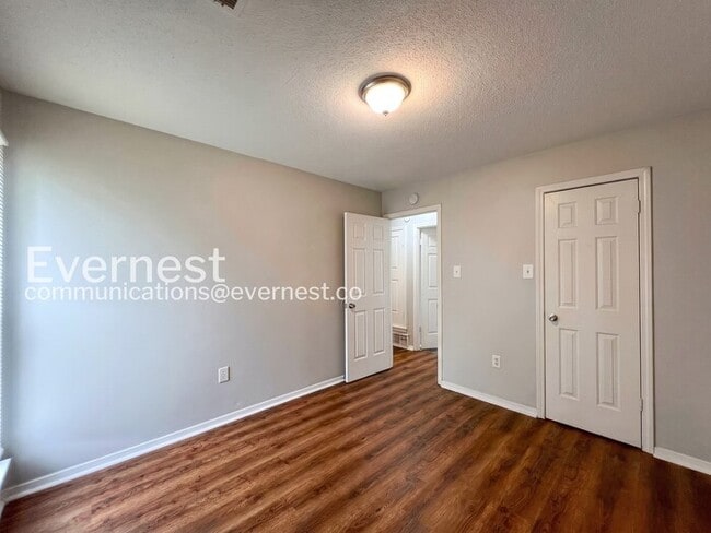 Building Photo - 3400 Laurelwood Dr