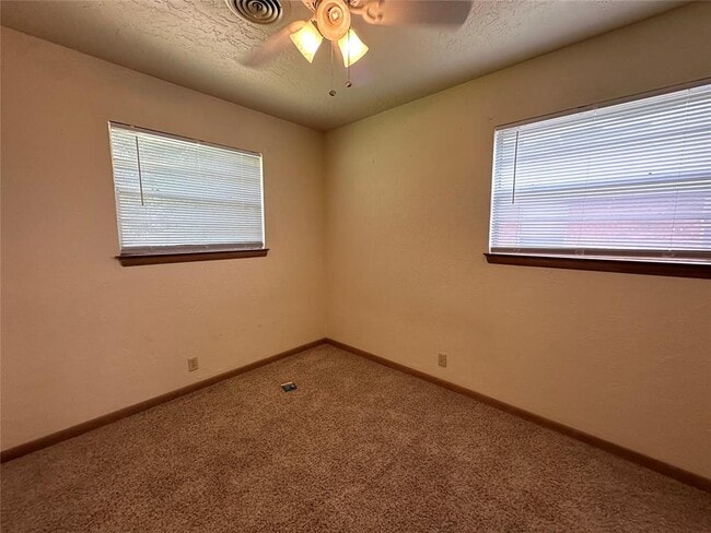 Building Photo - 2033 Delaware Ln