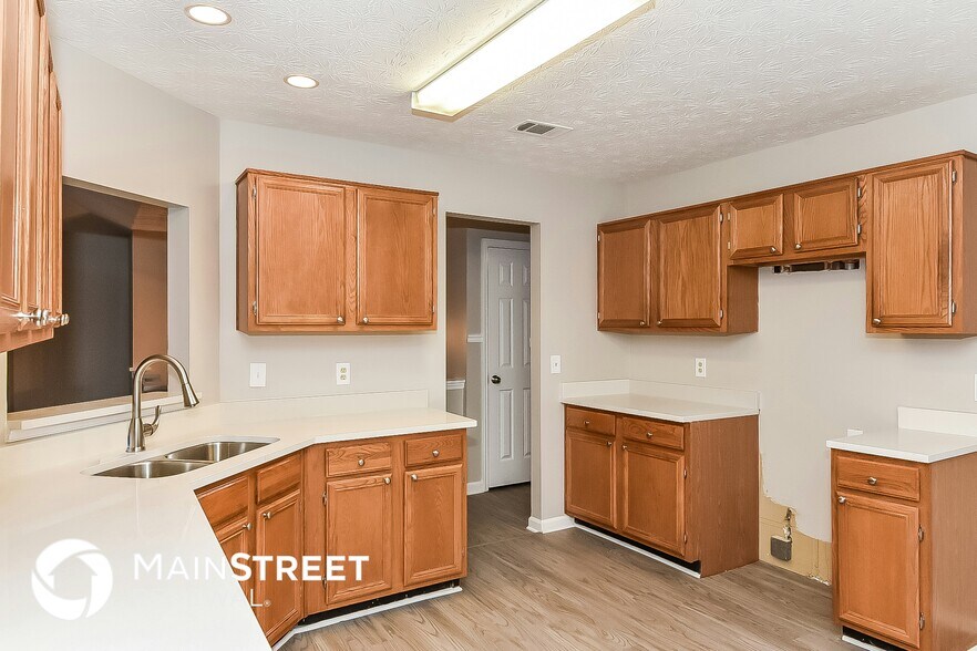 Building Photo - 1685 Versailles Dr