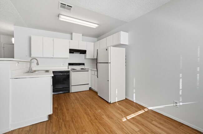Building Photo - 2 Bedroom Unit - AVAILABLE NOW - ** MOVE I...