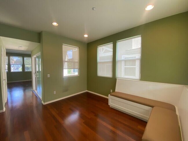 Building Photo - Gorgeous 3 bed 3 1/2 bath Townhome with be...