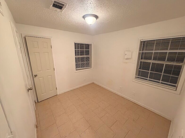 Building Photo - 4404 Lillian Hwy