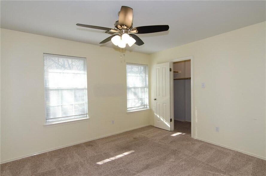 Building Photo - 4004 Halfway Cove