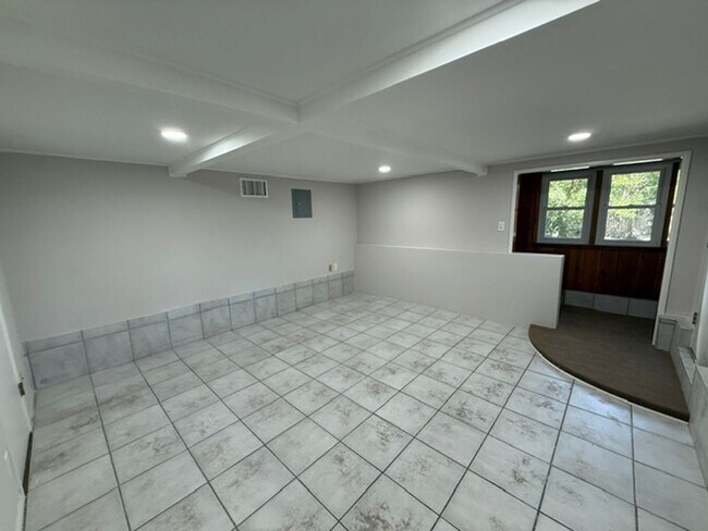 Building Photo - La Cañada Schools-  Family Home - Natural Hardwood, 2 car attached garage, Central A/C, New Appli...