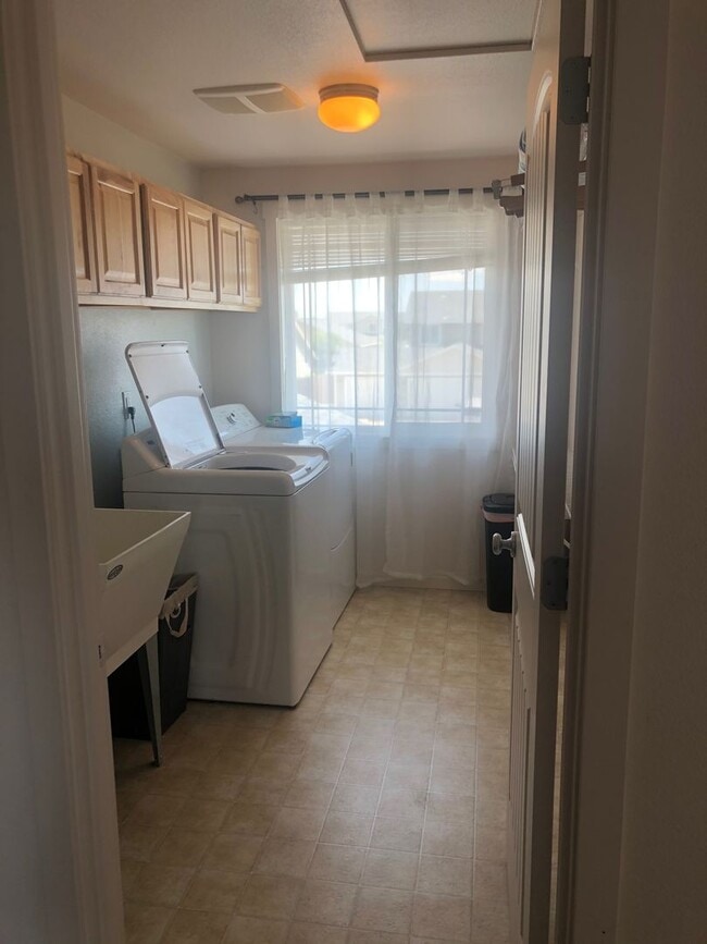 Building Photo - 4 bedroom 2.5 bath home for rent in Quincy