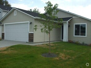 Building Photo - NICE 3 bed 2 bath 2 car garage avail aroun...