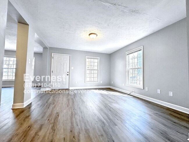 Building Photo - Spacious 3-Bedroom Home in a Vibrant and A...