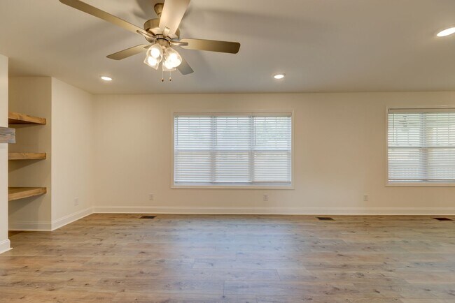 Building Photo - 1385 Harmon Ln