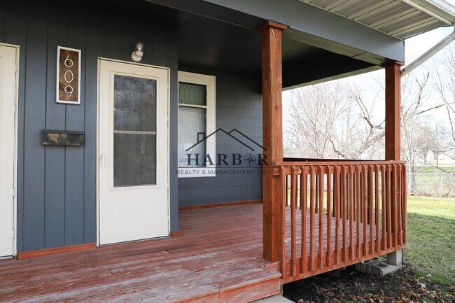 Building Photo - 11th Avenue NE Duplex